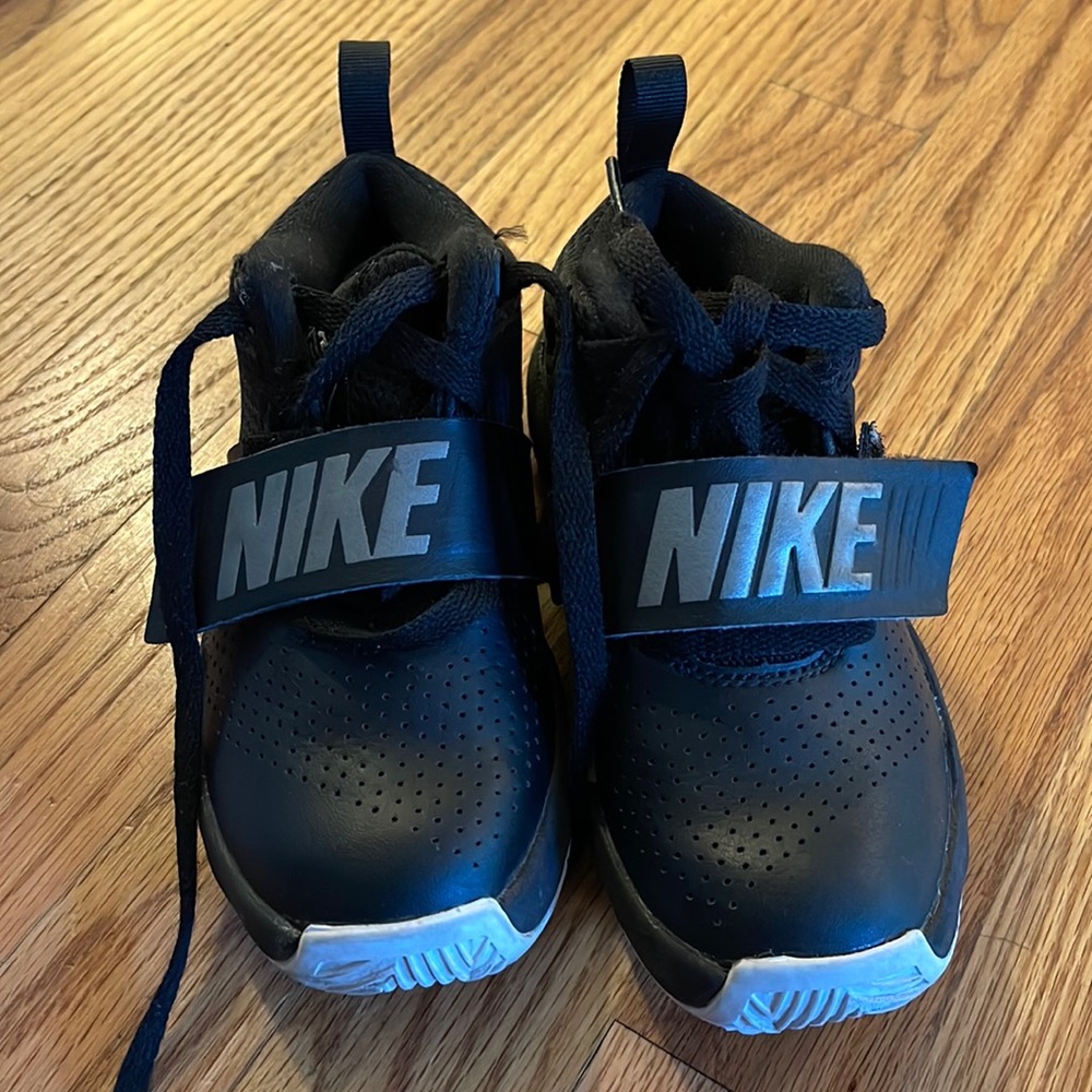 Boys Nike team hustle basketball shoes Size 11US